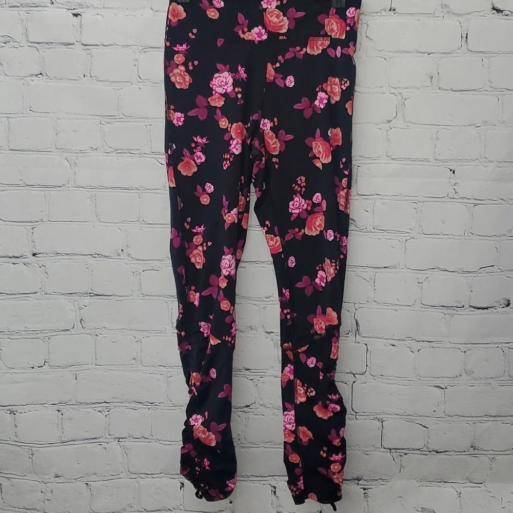 PINK Victoria’s Secret Ultimate Womens Size M Floral Leggings